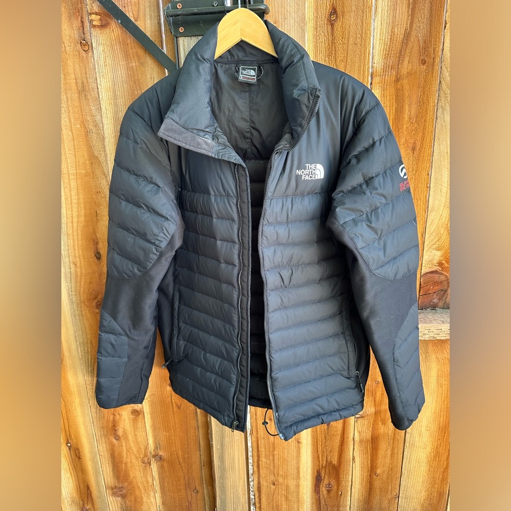 Men’s North Face Summit Series GTX
Down Puffer Jacket size tag medium